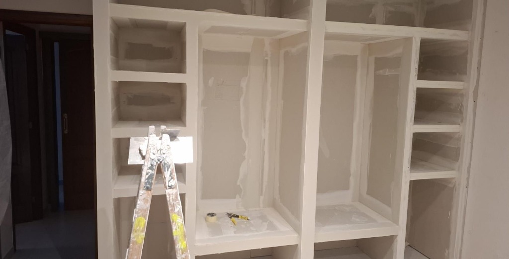 Estructura de vestidor de pladur en fase de obra